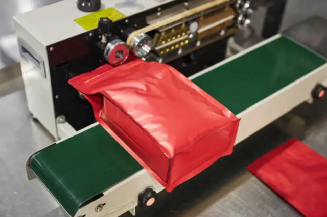 The Impact of Custom Kraft Paper Pouches on Modern Beauty and Cosmetic Packaging